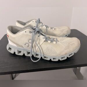 On Cloud Women’s Shoes Size 8.5